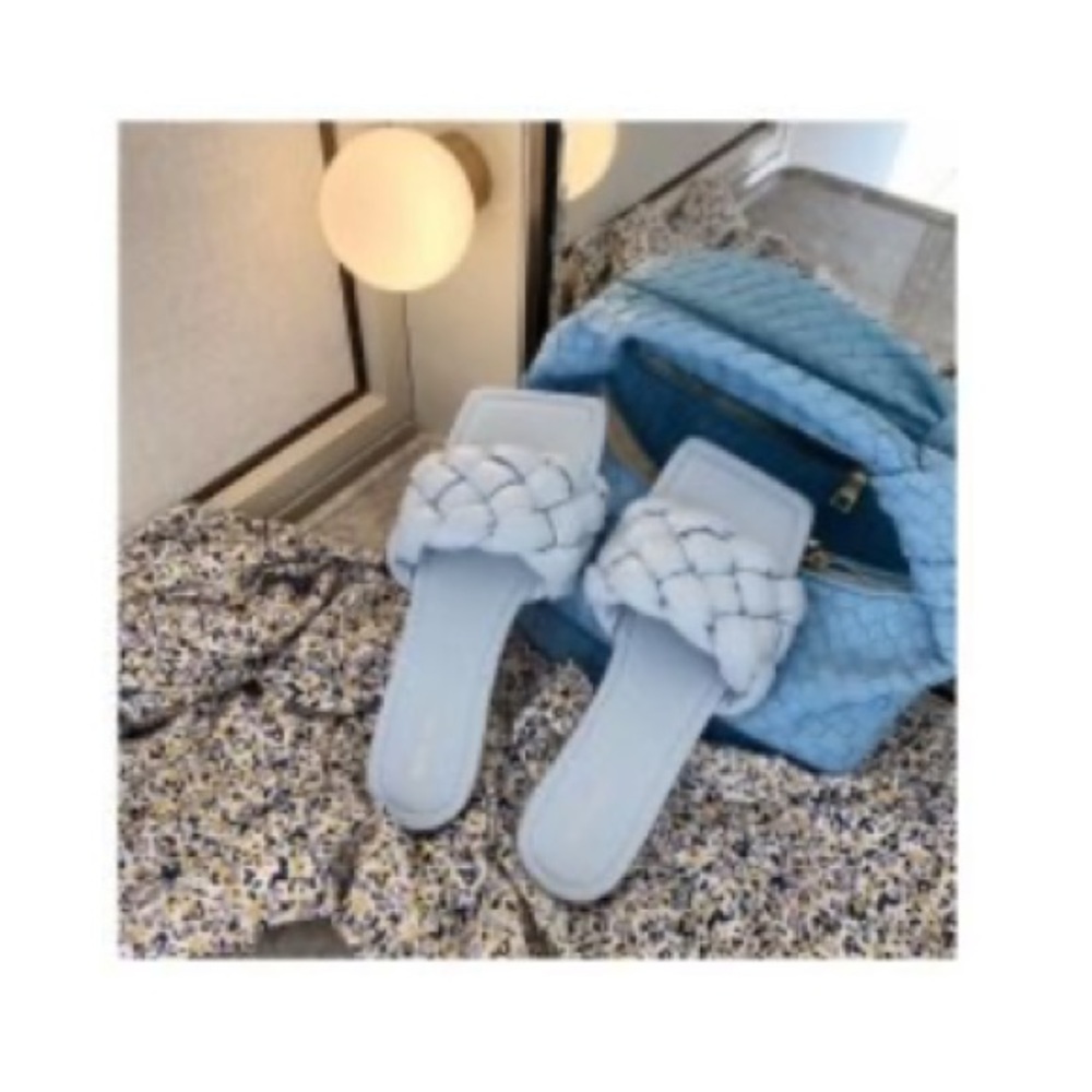 Italian made- Flats with NO heel at all!